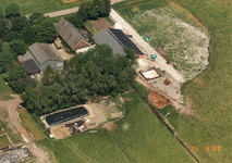 847951 Luchtfoto van het boerderijcomplex Botsholseswarsweg 27 te Waverveen (gemeente Ronde Venen), met rechts onder ...
